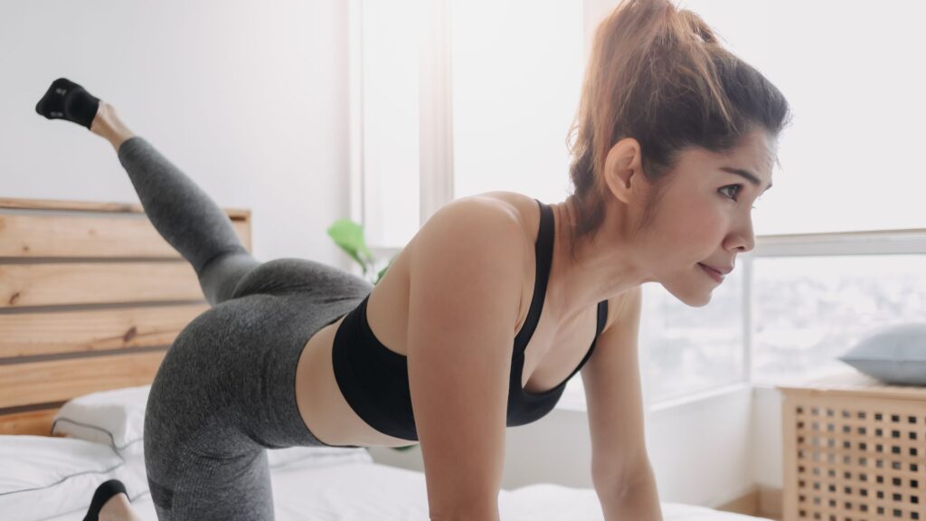 Ćwiczenia na pośladki - efekty po miesiącu - Glute kickback