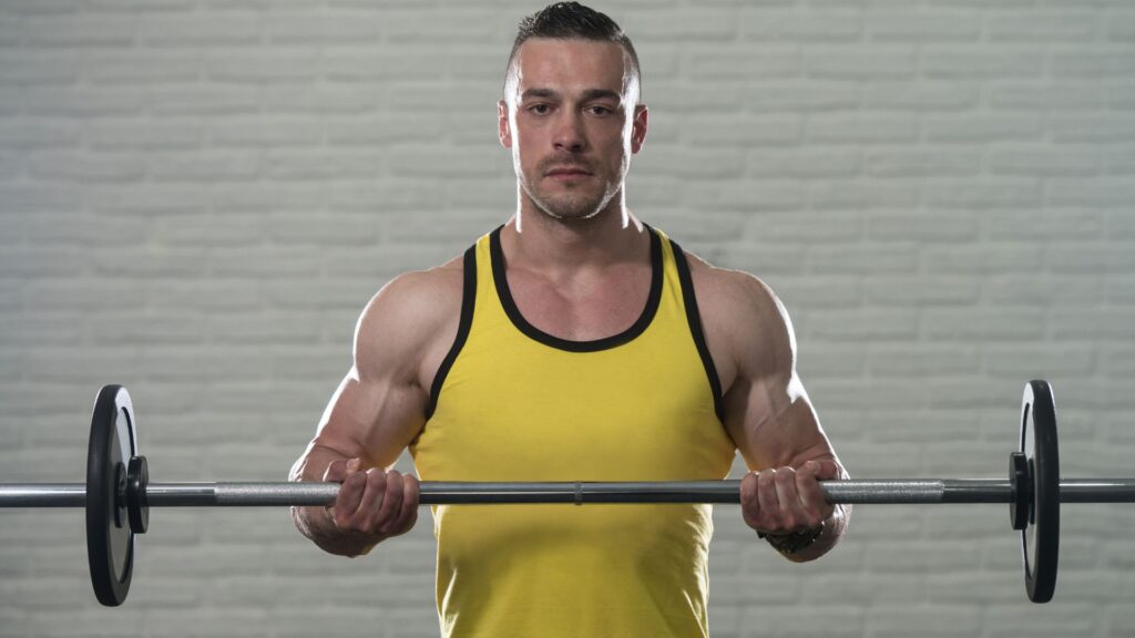 Uginanie ramion na biceps ze sztangą prostą