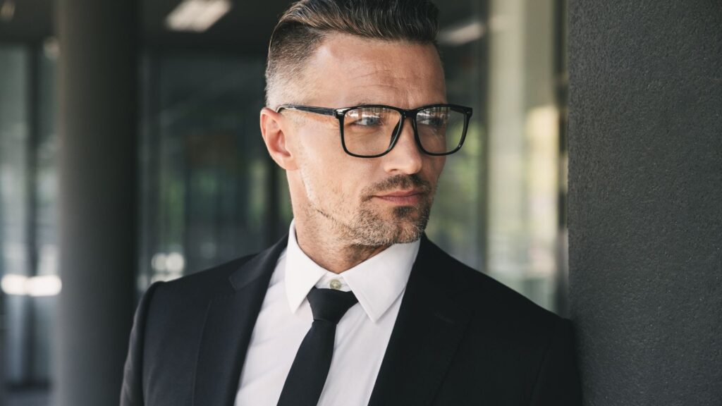 Dobrze dobrane okulary są idealnym dodatkiem do biznesowych i casualowych outfitów