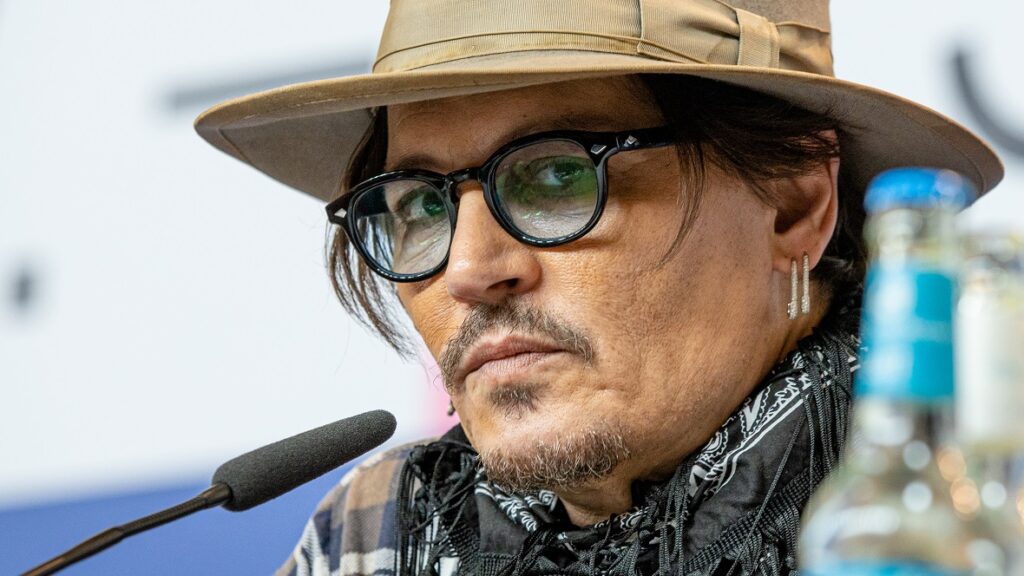 Johny Depp w stylowych okularach