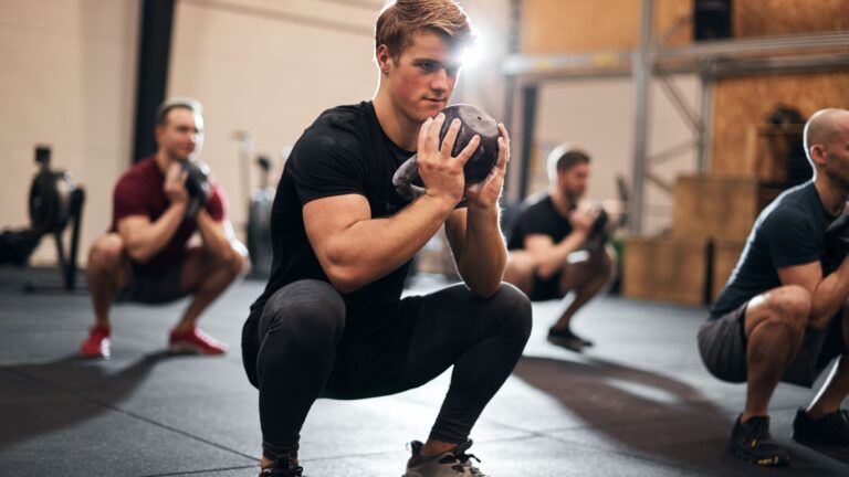 Goblet Squat – przysiad z kettlem lub hantlem Atlas ćwiczeń